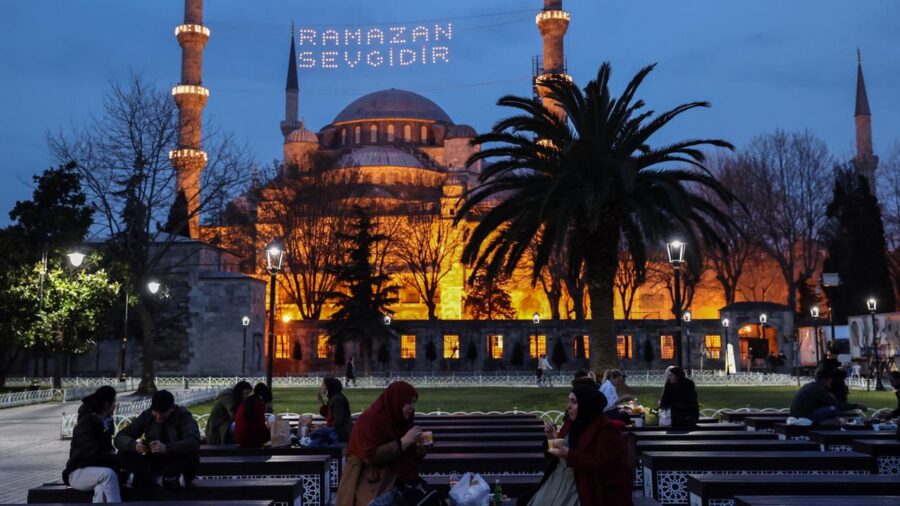 sultanahmet cami iftar 2337906 WDBY1S